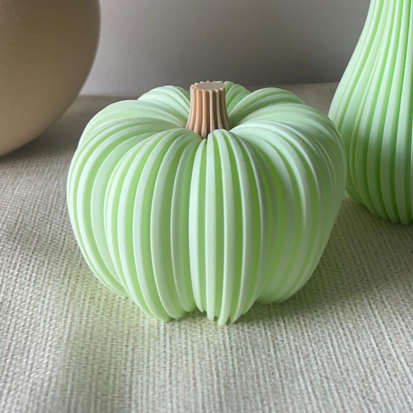 3D-gedruckter Deko-Kürbis Mintgrün geriffelte Oberfläche – Herbstdeko von K Design