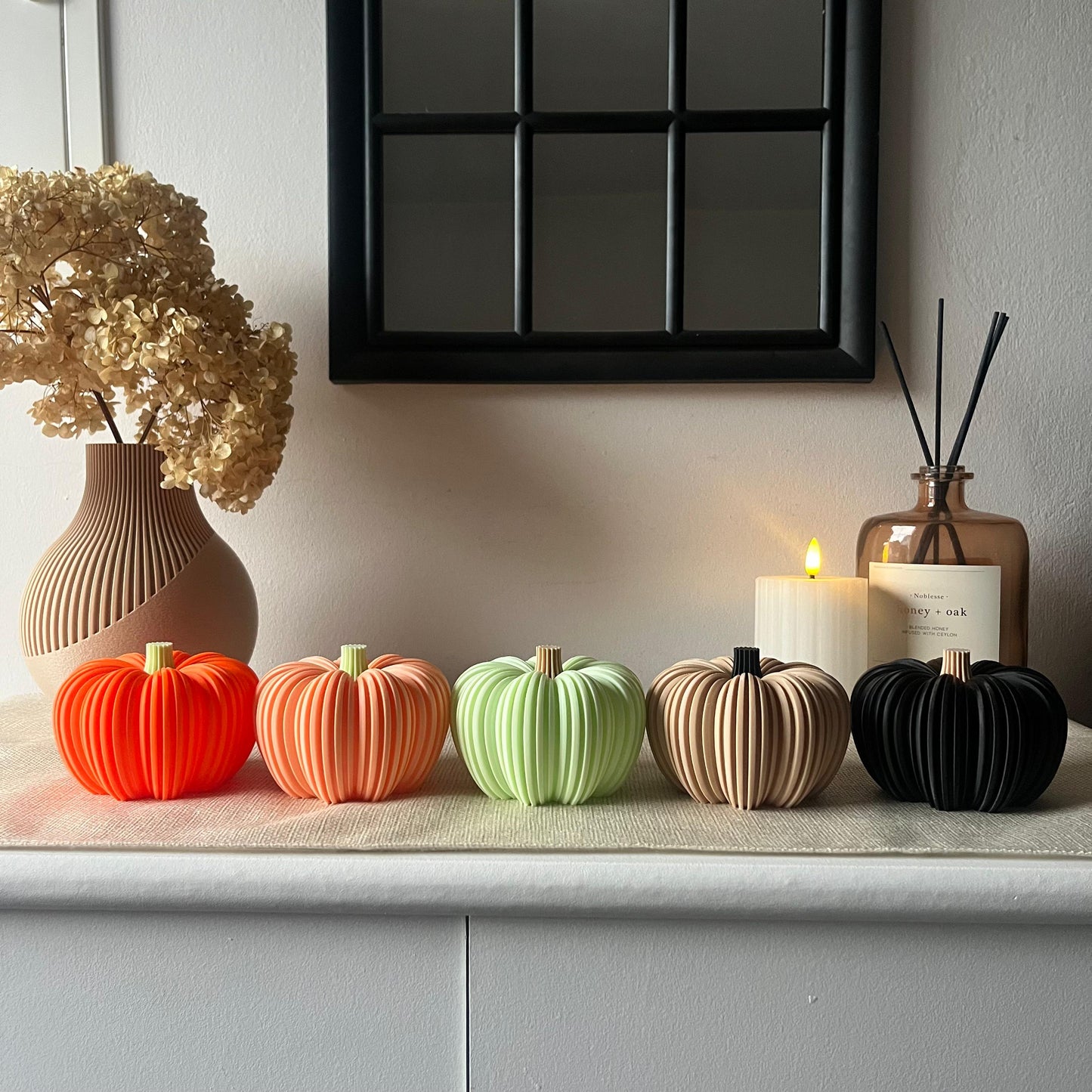 3D-gedruckter Deko-Kürbis in Orange Pastellorange Mintgrün Beige und Schwarz – Herbstdeko von K Design