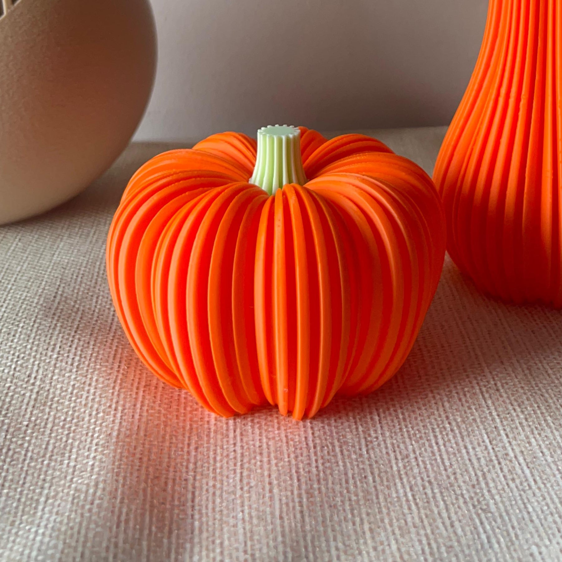 3D-gedruckter Deko-Kürbis Orange geriffelte Oberfläche – Herbstdeko von K Design
