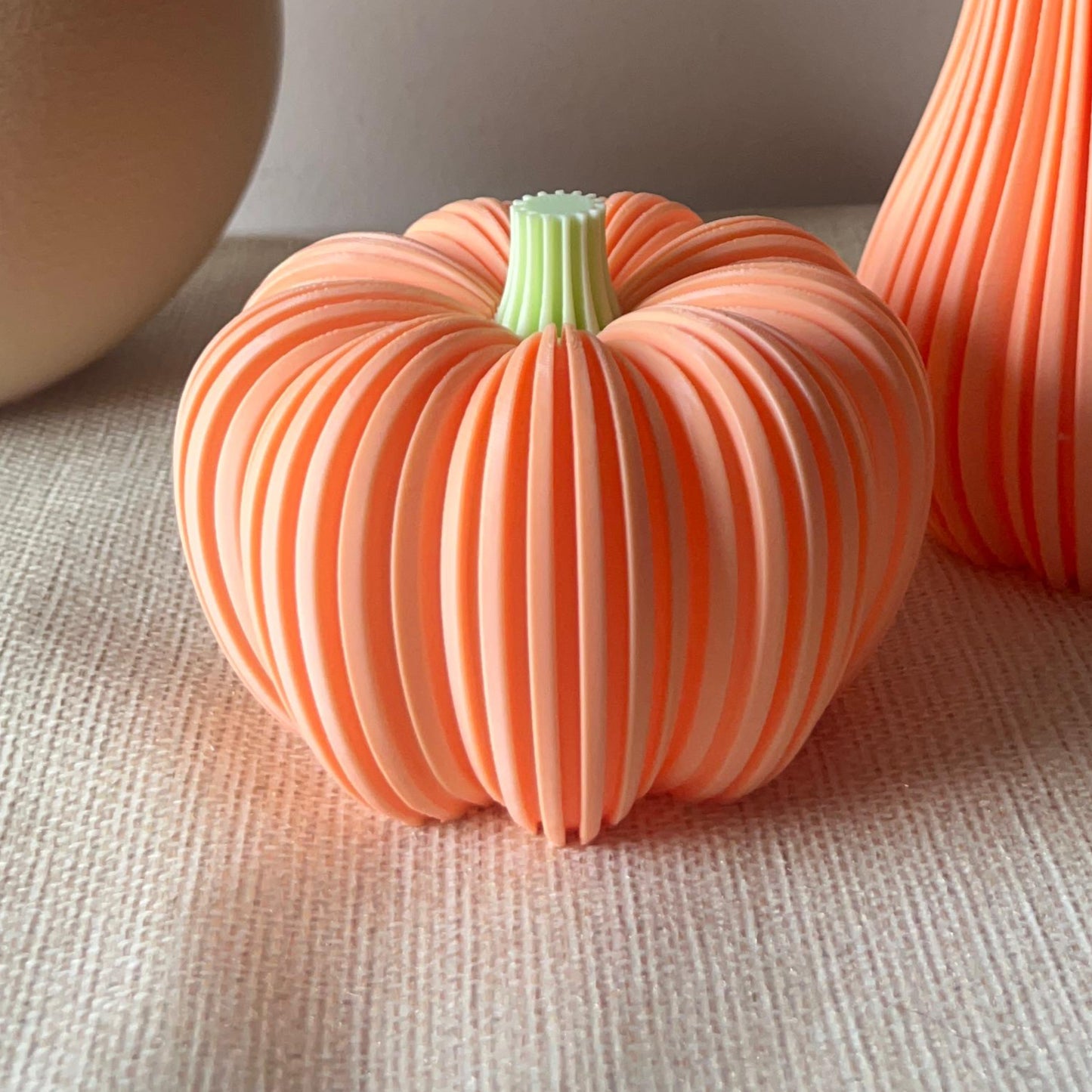 3D-gedruckter Deko-Kürbis Pastell Orange geriffelte Oberfläche – Herbstdeko von K Design