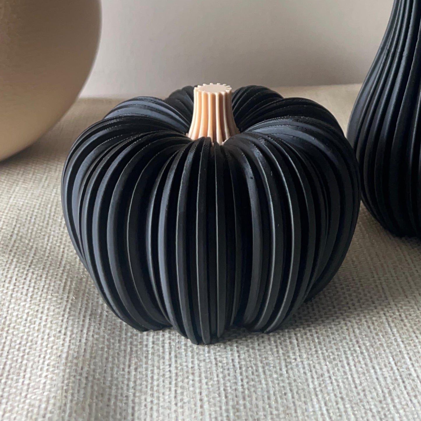 3D-gedruckter Deko-Kürbis Schwarz geriffelte Oberfläche – Herbstdeko von K Design